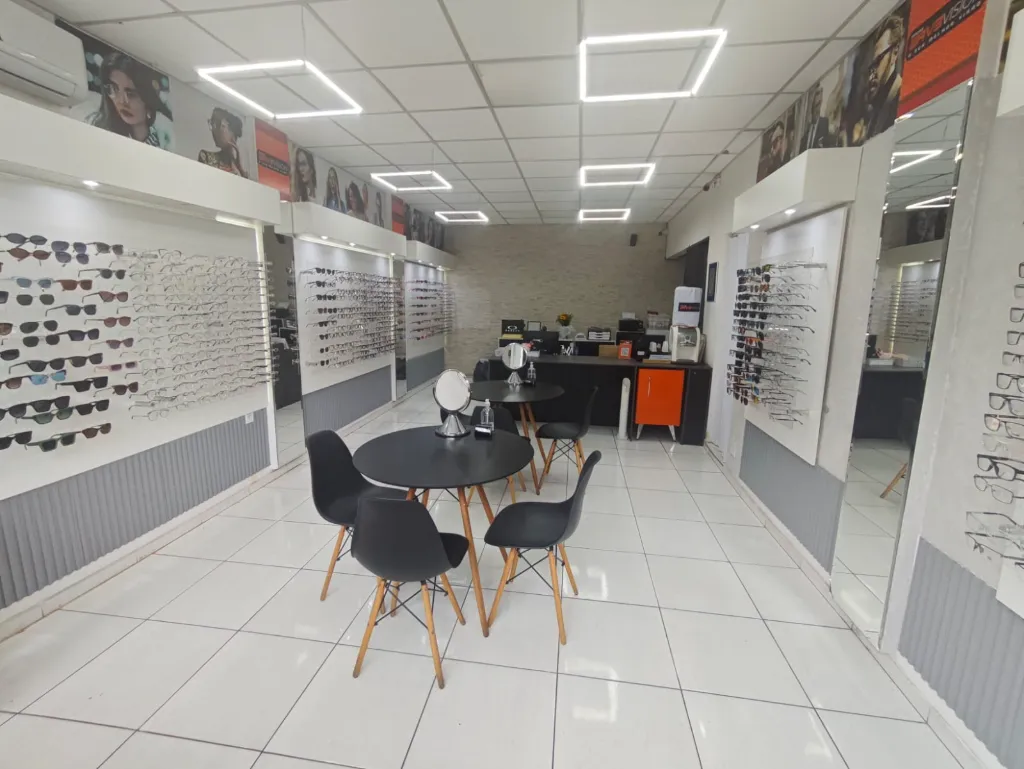 Interior da Óticas Wave Vision em Santo André, com armações expostas e espaço de atendimento